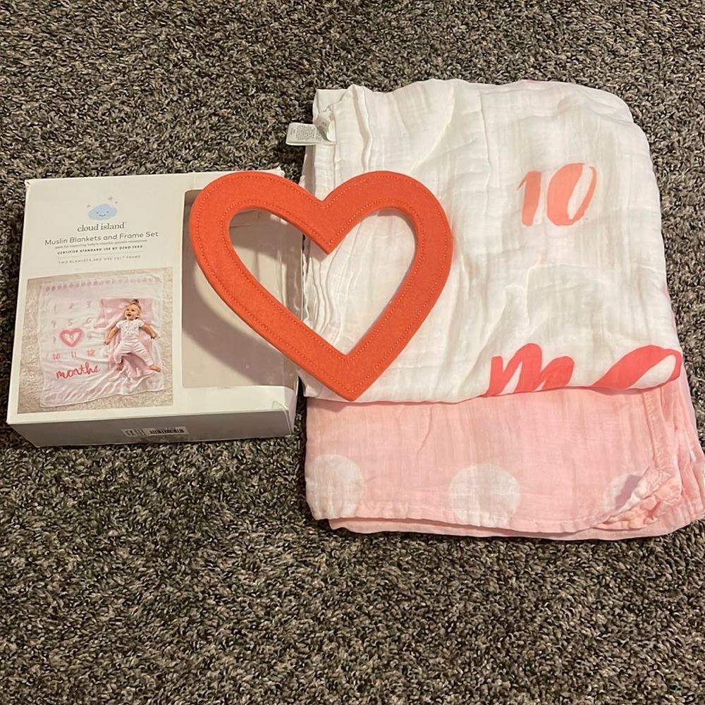 Cloud Island Muslin Blankets and Frame Set